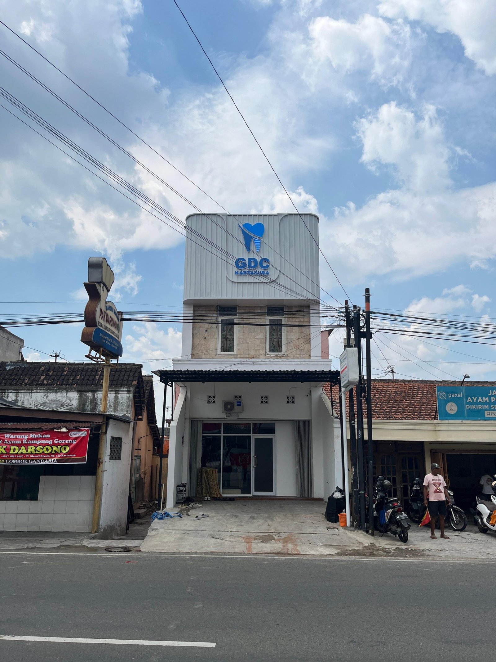 Tampak depan Praktik Dokter Gigi GDC Kartasura di Jl. Slamet Riyadi No. 174