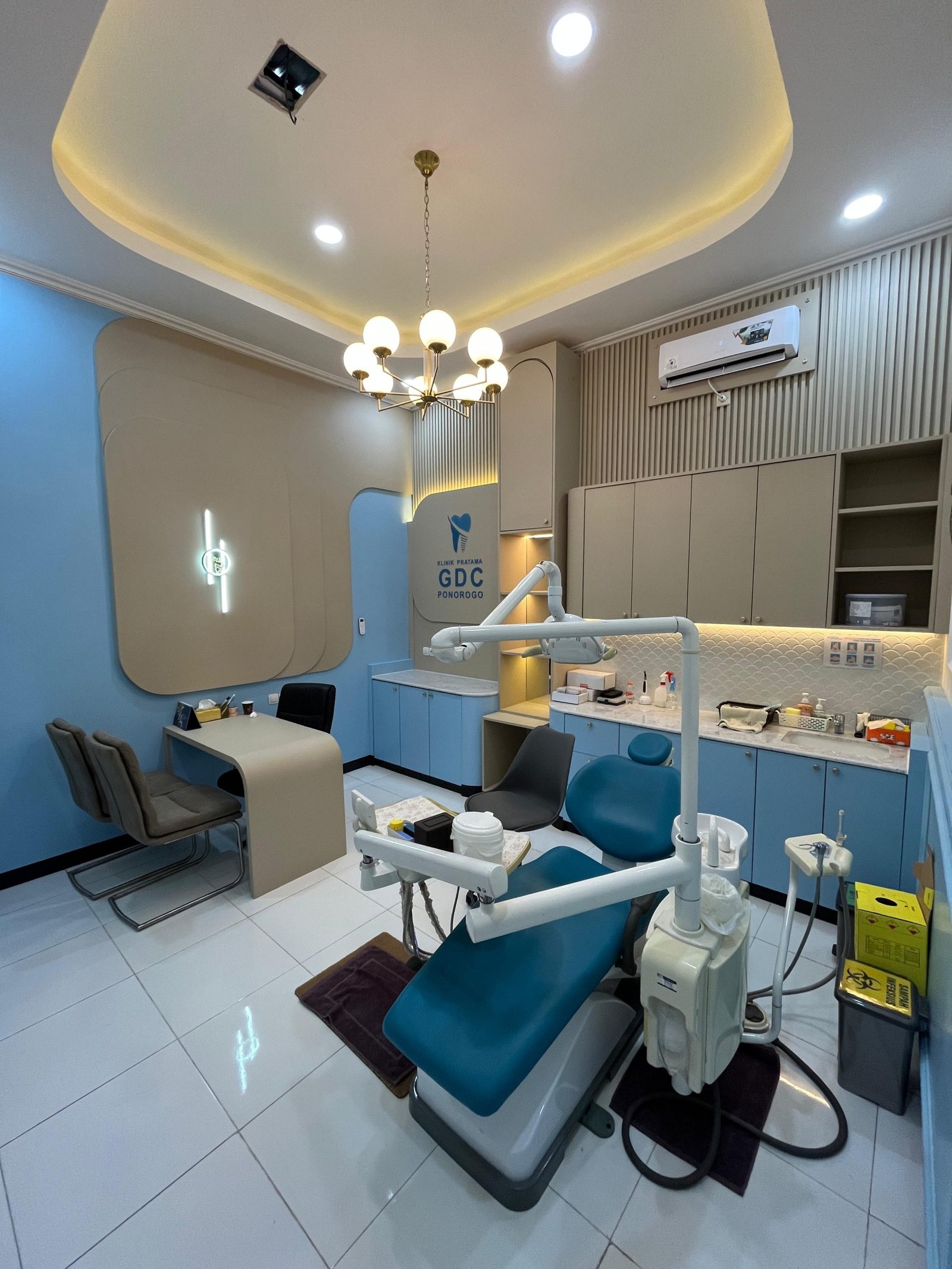 Ruang perawatan Klinik Gigi GDC Ponorogo dengan dental unit modern