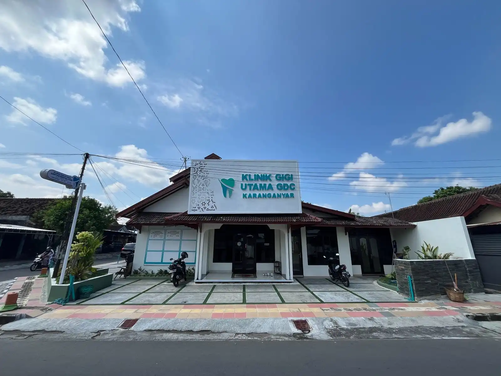 Tampak depan Klinik Gigi GDC Karanganyar di Jl. Prof. Moh. Yamin, Cerbonan